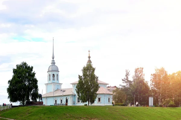 Katedral günbatımı ağaç üzerinde