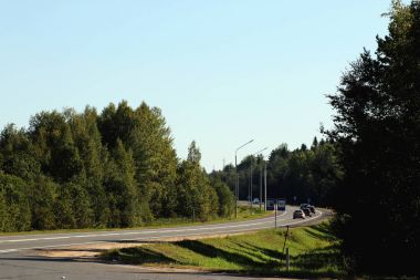 manzara yolda kar kış ormanıyla kaplı