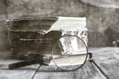 eski fotoğraf Büyüteç ve eski kitap etkisi çizik