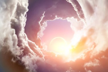 Güneş Bulutların arasından delip geçiyor.