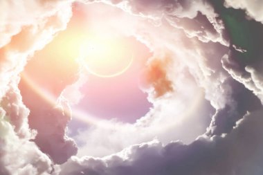 Gezegen Bulutların arasından delip geçiyor.