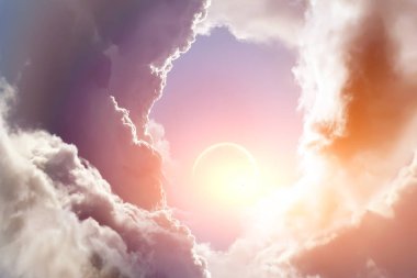 Güneş Bulutların arasından delip geçiyor.