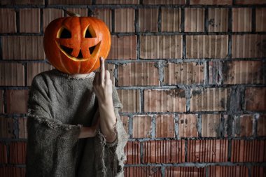 Kabak kafalı canavar. Cadılar Bayramı tabelası.