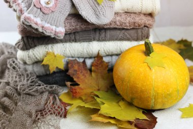 Sonbahar konsepti yığın kazak örme