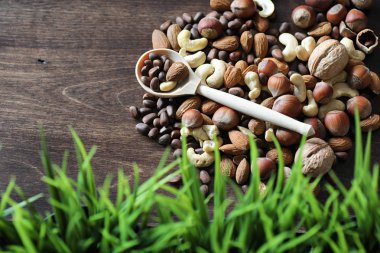 ahşap bir masa üzerinde lezzetli fındık