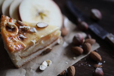 Tarçın ve meyve lezzetli pasta