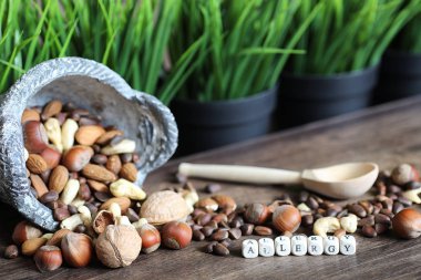 ahşap bir masa üzerinde lezzetli fındık