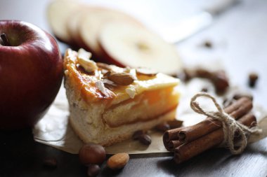 Tarçın ve meyve lezzetli pasta