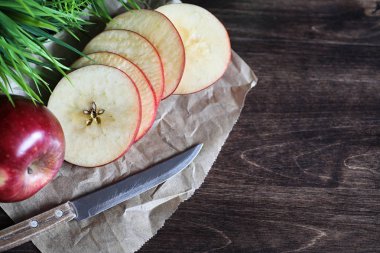Ahşap bir masa üzerinde kırmızı taze elma