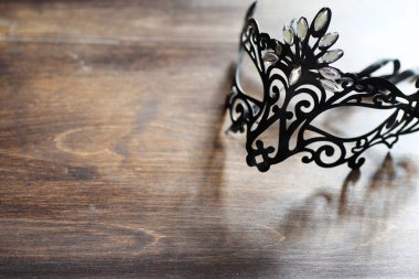 Ahşap arka plan üzerinde siyah maske