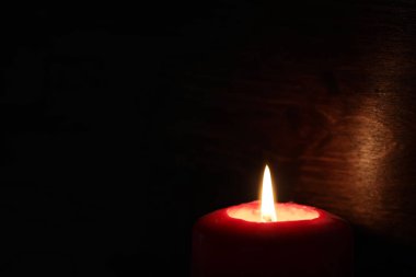 Yanan Mum alevi koyu