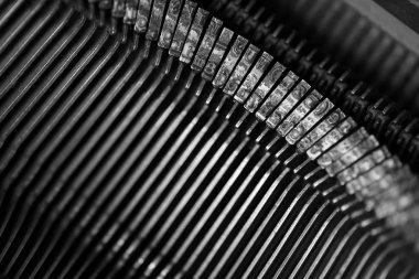 Eski bir daktilo farklı küçük metal unsurları