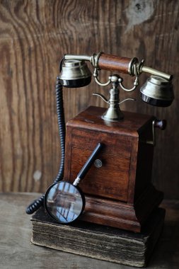 Eski telefon ve retro kitap bir ahşap üzerine