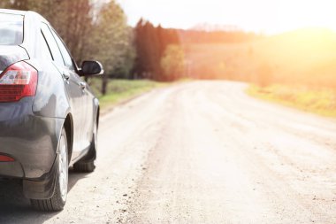 Araba ülke road günbatımı arka plan üzerinde