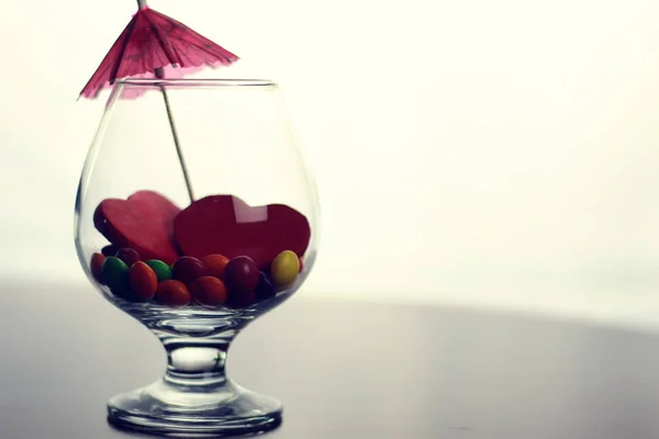 Verre avec pilule de bonbons — Photo