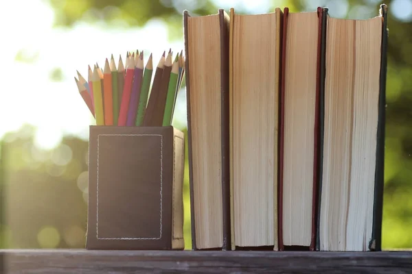 Boek stapel achtergrondtabel houten buiten — Stockfoto