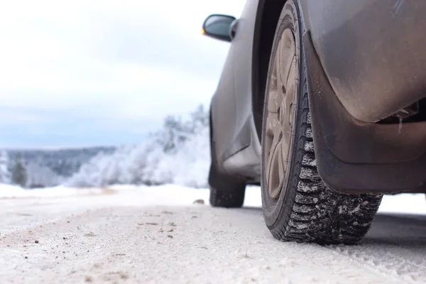 Něž se krajina silnice v zimním lese se sněhem — Stock fotografie