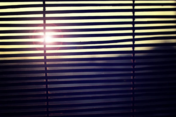 Il sole splende attraverso le tende — Foto Stock
