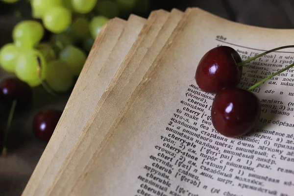 Retro kitap ve kiraz meyve