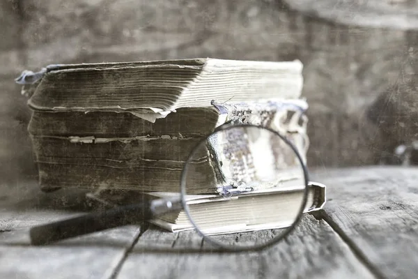 eski fotoğraf Büyüteç ve eski kitap etkisi çizik