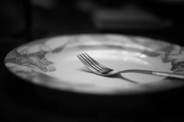 Fork in plate black white — Stock Photo, Image