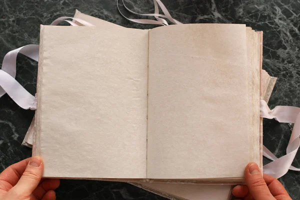 Yeşil Mermer tezgah üzerinde vintage kitap sayfalar açılır