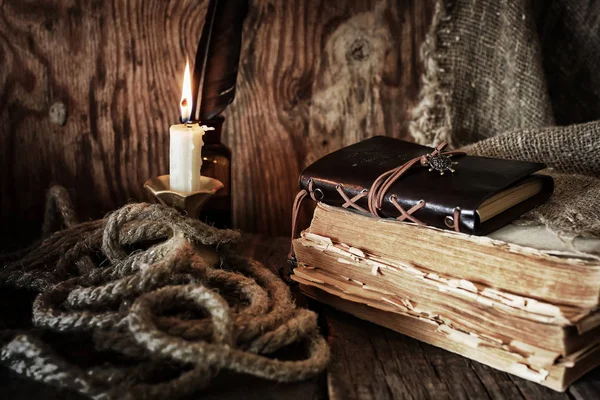 Objeto pirata na mesa de madeira — Fotografia de Stock