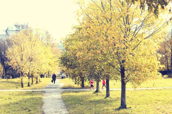 一人で公園の散歩秋の少女 — ストック写真