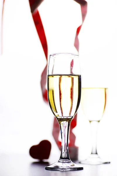 Glas vitt vin på ett bord på vit bakgrund isolera — Stockfoto