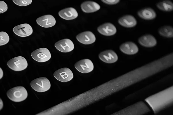 Tasten mit Buchstaben auf einer alten Schreibmaschine — Stockfoto