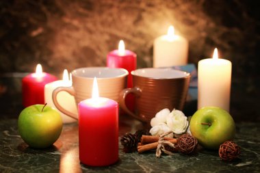 gece fincan çay mum ve elma ile