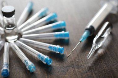 Ampül ve iğneler üzerinden bir tıbbi şırınga