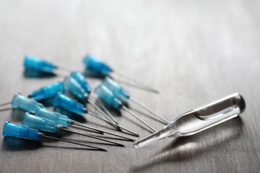 Ampül ve iğneler üzerinden bir tıbbi şırınga