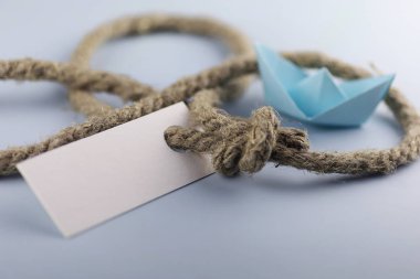 kalın örgülü halat ve gemi kağıt origami ile etiket