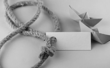 tek renkli fotoğraf sopa ile kalın örgülü halat ve gemi kağıt