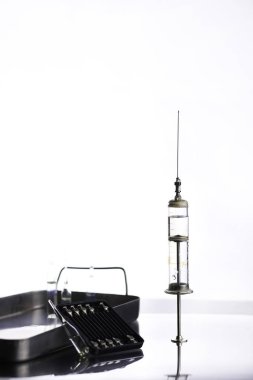 Tıbbi şırınga ve aksesuarları tablosundaki eski metal