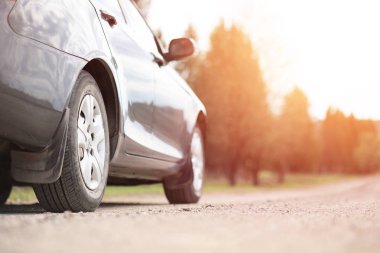 Araba ülke road günbatımı arka plan üzerinde