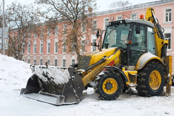 kar temizleme için çekici bir şehir sokak Park