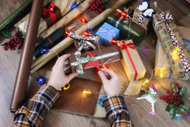 paket kağıdı tatil Noel için hediye el