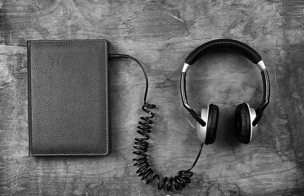 Conceito de ouvir livros de áudio no processo de aprendizagem — Fotografia de Stock