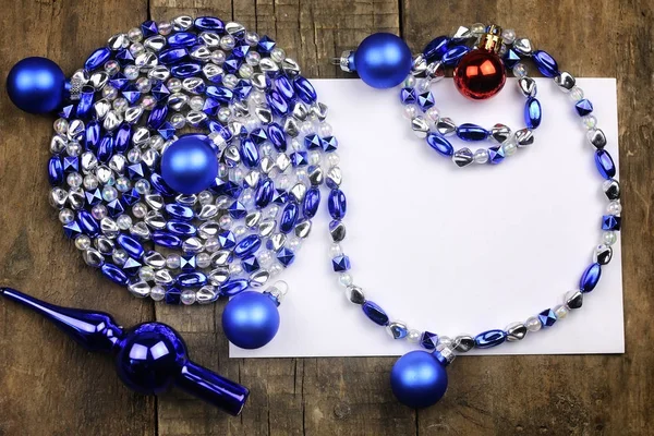 New Year composition with garlands and balloons on a wooden tabl — Stock Photo, Image