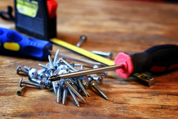 Tornillos y pila de destornilladores — Foto de Stock