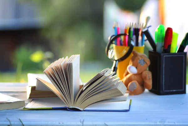 Educaion espalda escuela libro pila página al aire libre — Foto de Stock