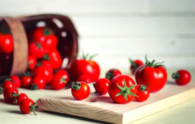 ahşap masa üzerinde taze domates