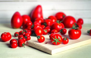 ahşap masa üzerinde taze domates