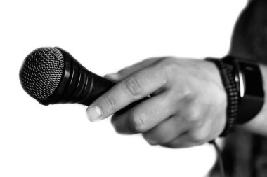 İzole mikrofon adam el