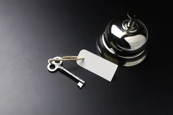Bell ve Otelin resepsiyonunda anahtar — Stok fotoğraf