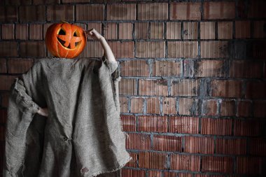 Kabak kafalı canavar. Cadılar Bayramı tabelası.