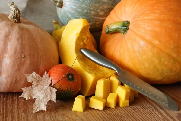 Kabak hasat masanın üstüne kesmek.