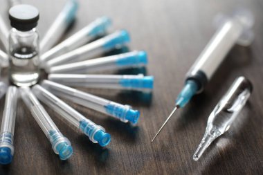 Ampül ve iğneler üzerinden bir tıbbi şırınga